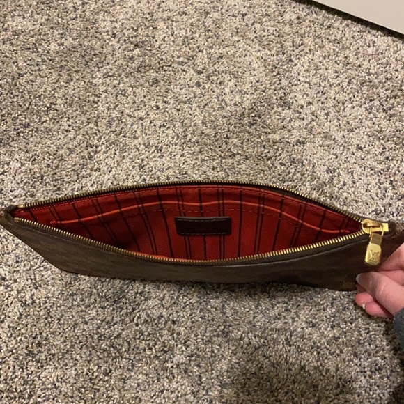 Louis Vuitton Neverfull Wristlet - Picture 4 of 4